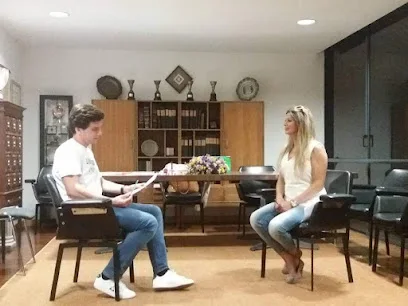 Sessão de treino mental presencial, frente a frente numa mesa de trabalho.